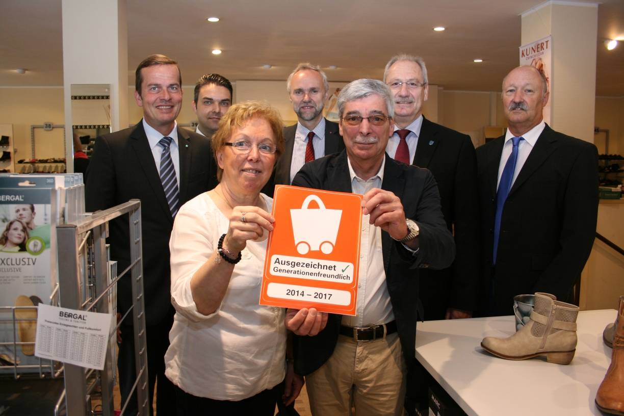  Annegret und Gerhard Jacobs zeigen im Beisein der geballten Prominenz stolz ihr Zertifikat. 