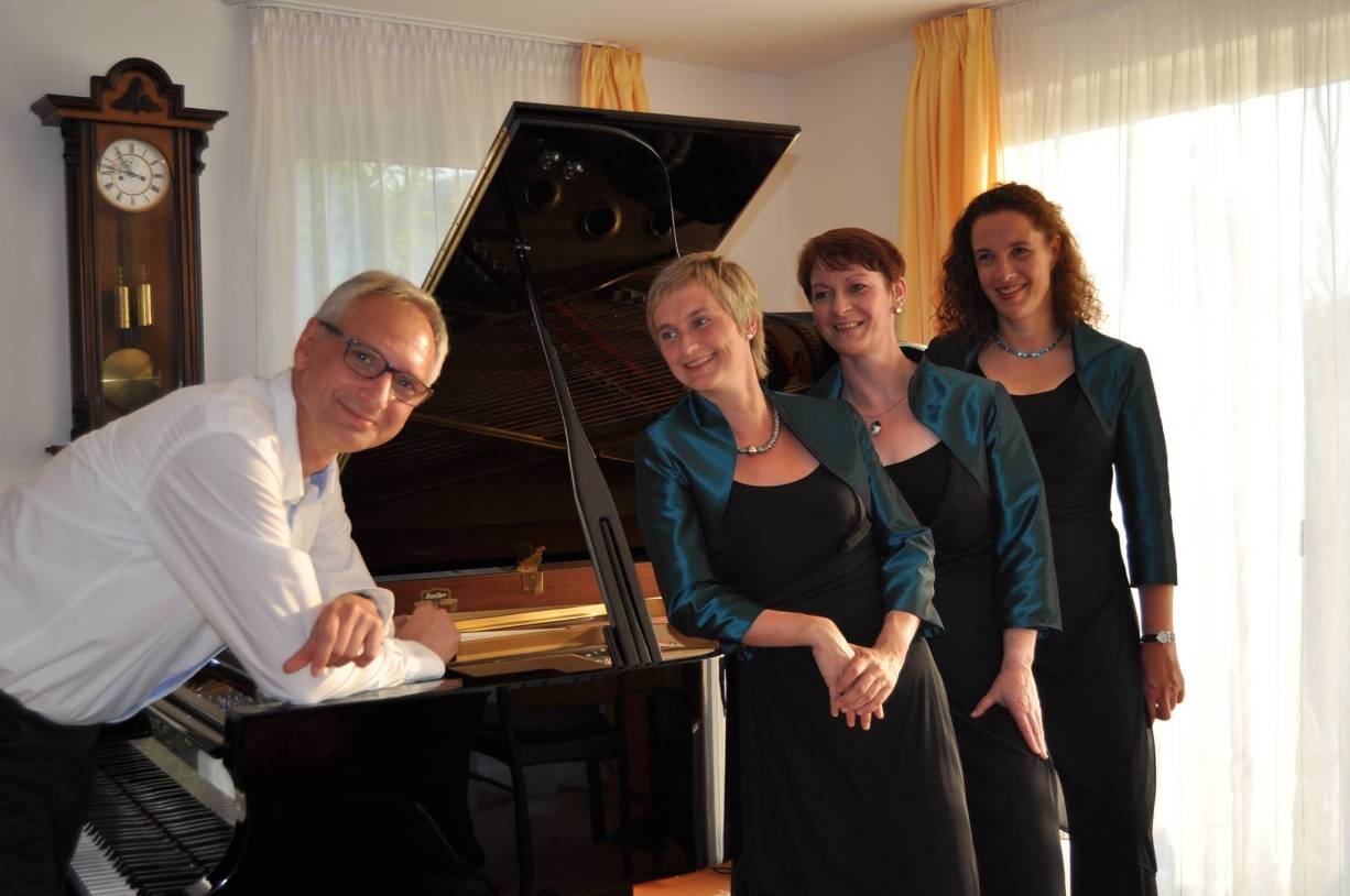  Das Ensemble wird von Olaf Steinig am Klavier begleitet. 