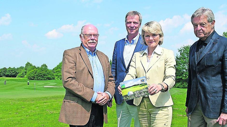  Der Golfbeauftragte Dr. Ulrich Mairose, Bürgermeisterin Dr. Claudia Panke, LC Präsident Jürgen Jülich und Golfclub-Präsident Horst Fechner vor dem Loch der Bahn 9. 