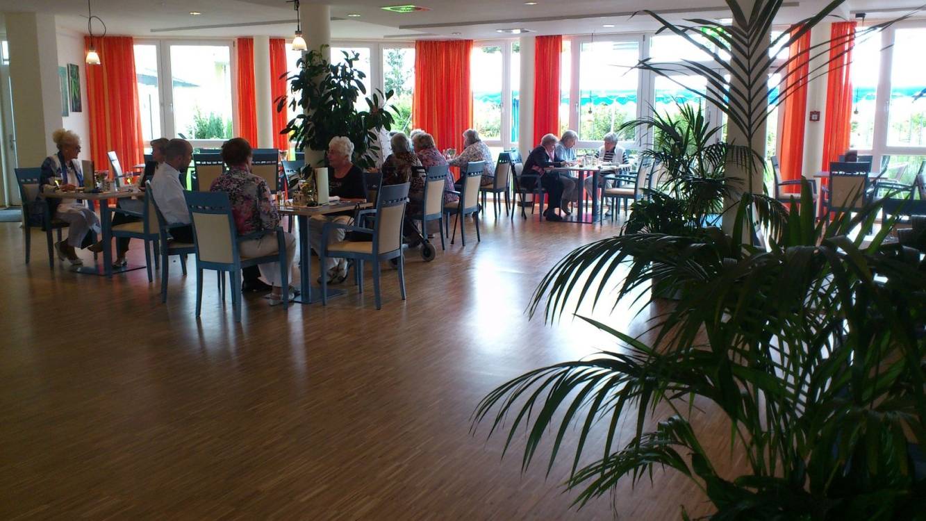  Das Restaurant „Vier Jahreszeiten“ glänzt nicht nur mit einem neuen Parkettboden sondern auch mit einer ausgezeichneten Küche. 