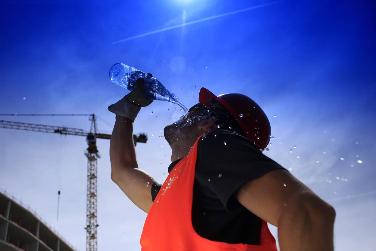  Regelmäßige Wasserzufuhr ist bei hohen Temperaturen wichtig. 