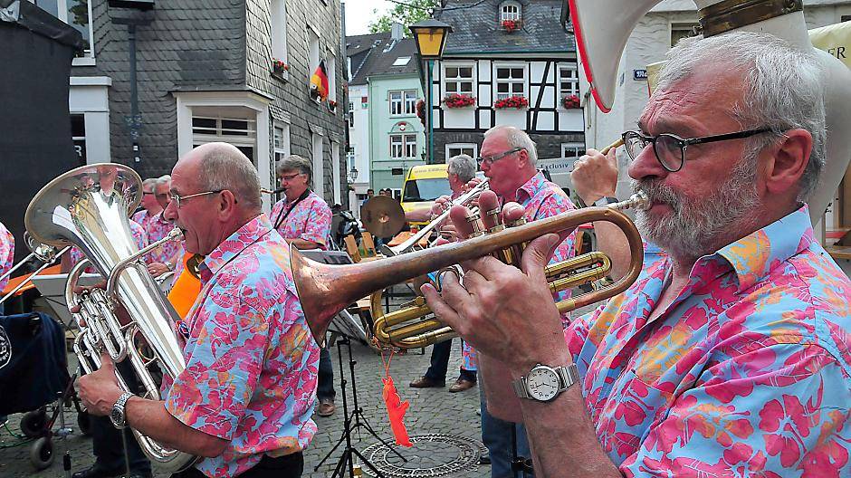 Die holländische Marching-Band Joekskapel 'n Tuûnke...