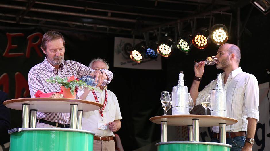 Auf der Bühne probierten Weinexperten die schönsten Tröpfchen...