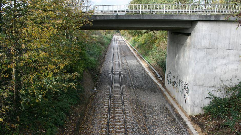 Der VRR möchte die Strecke über kurz oder lang elektrifizieren. Bei neuen Brücken wie...