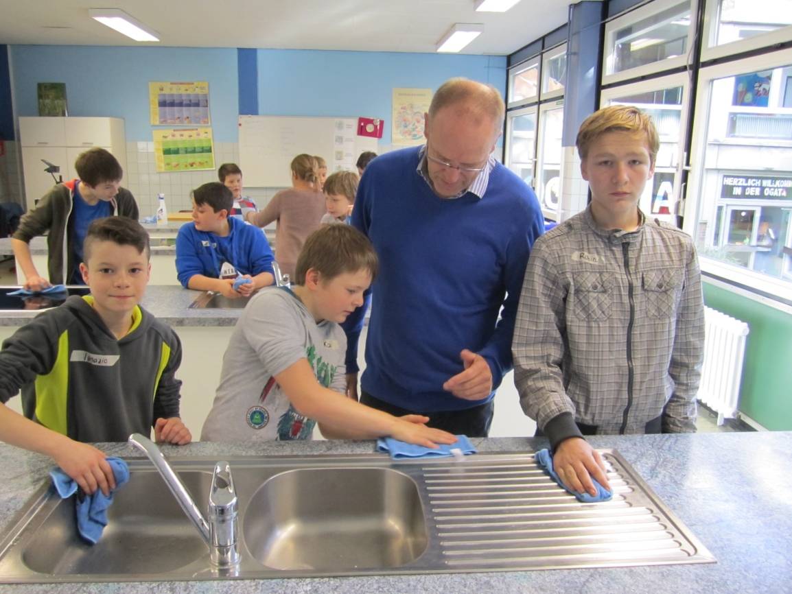  Peter Raddatz gibt Ignazio (v.l.), Kai und Robin Reinigungs-Tipps. 