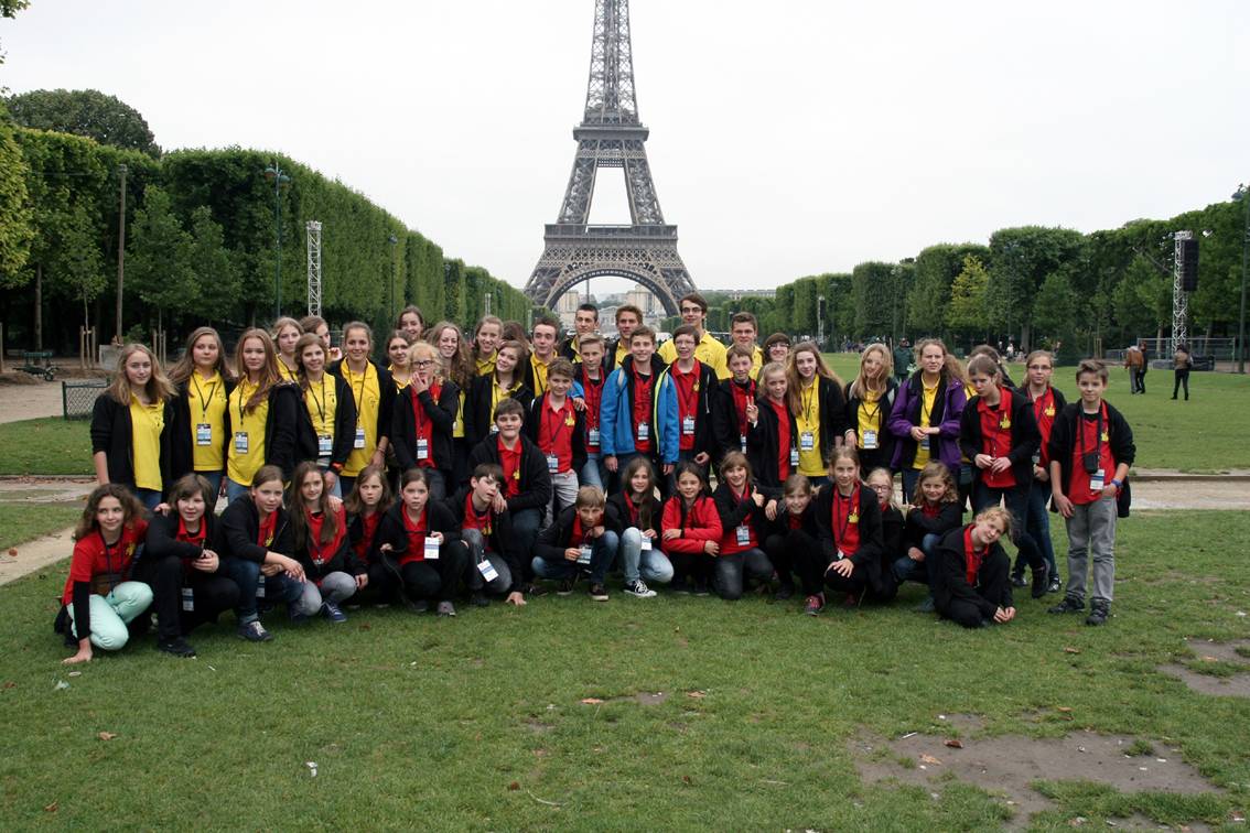  Ein Gruppenfoto der Mettmanner Chöre durfte am Eiffelturm natürlich nicht fehlen! 