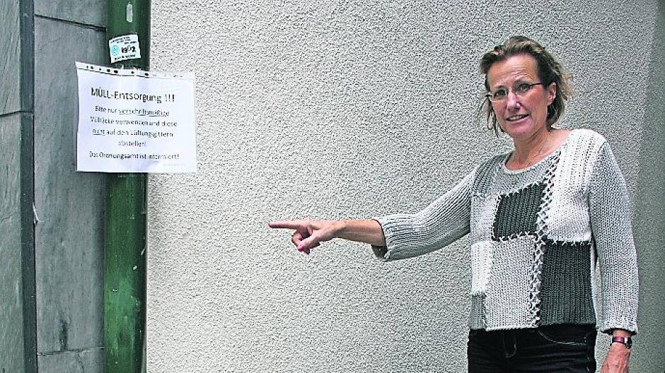  „Heute ist der Müll in gelb getarnt“, sagt Waltraud Tilenius. Sie hat mittlerweile ein Schild aufgehängt. 