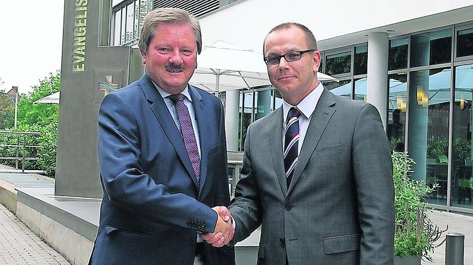  Geschäftsführer Bernd Huckels mit dem neuen Chefarzt des EVK, Dr. med. Andrzej Kaminski. 