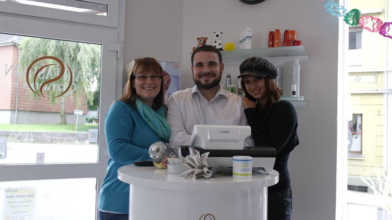  Friseurmeister Marco Cirmena feiert Geburtstag. 