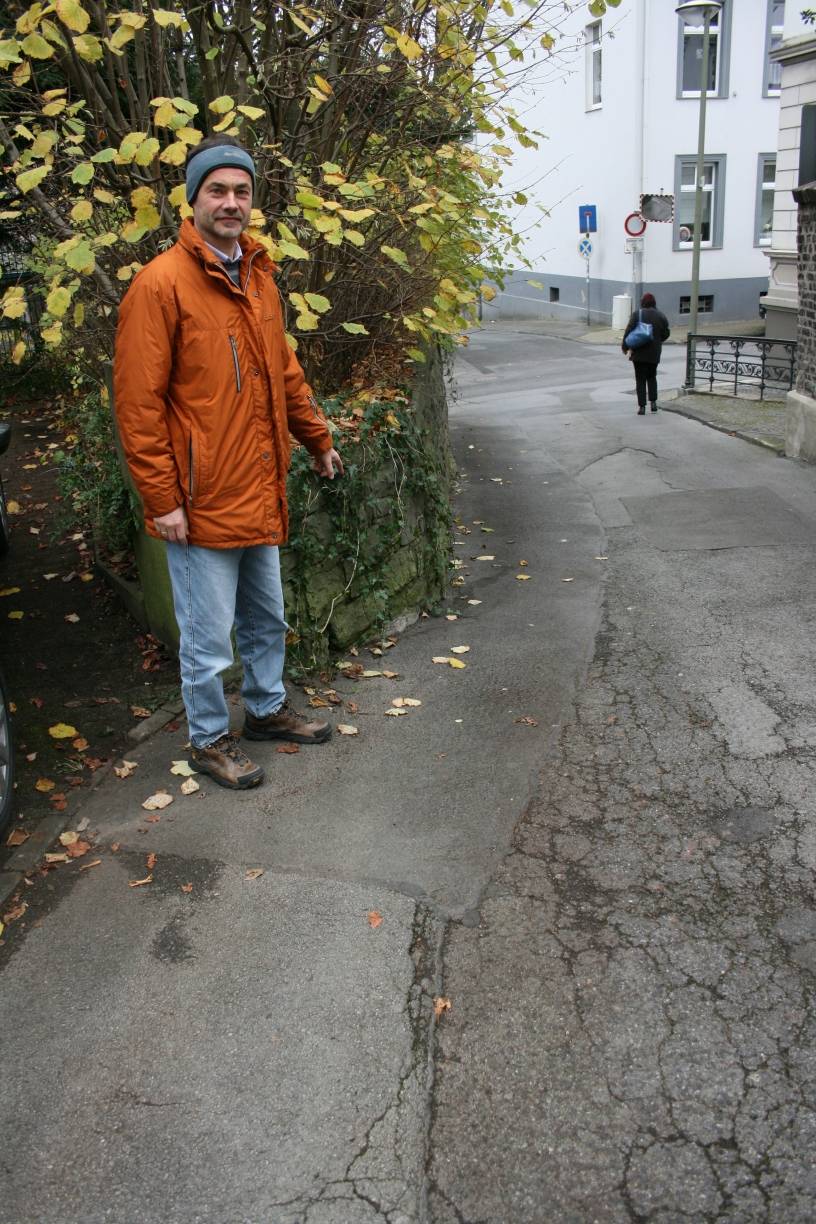  Matthias Röttger hat schon nach drei Tagen Blotschenmarkt den Papp auf. „Die pinkeln hier überall hin.“An der Kreuzstraße ist es extrem schlimm. 