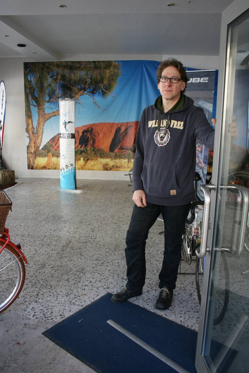  Der Mettmanner Fahrradhändler Dirk Leitner zeigte uns im April die aufgebrochene Tür. Die damaligen Täter gehören anscheinend zum jetzt geschnappten Familienclan aus Rumänien. 