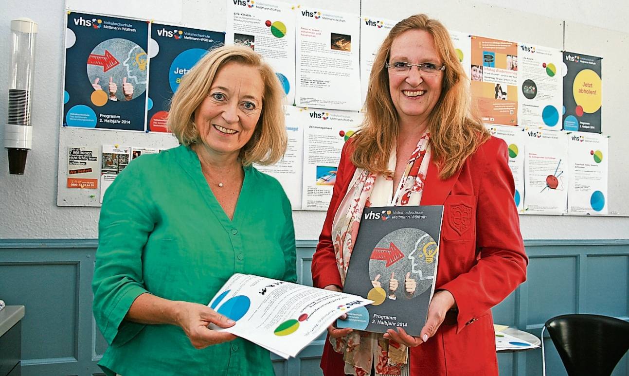  Barbara Lorenz-Allendorff und Dr. Doris Wauschkuhn sind sichtlich stolz auf das neue, umfangreiche Programm der VHS. 