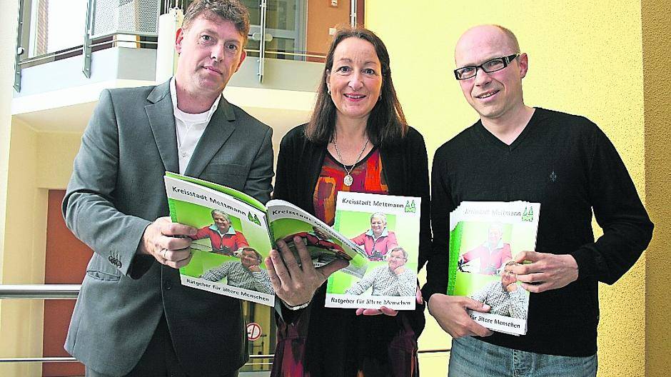  Rainer Strubberg vom Nord-West-Verlag, Astrid Hinterthür von der Stadt Mettmann und Oliver Pahl, der den „Ratgeber für ältere Menschen“ konzipiert hat. 