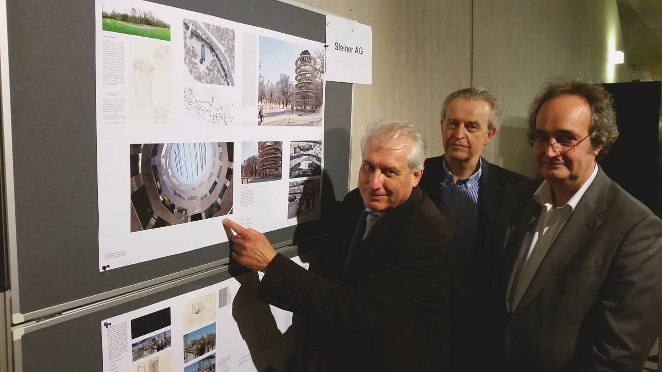  Der Architekt Jürg Steiner erläuterte Museumsdirektor Prof. Dr. Gerd-Christian Weniger und Juryvorstand Matthias Pfeifer sein Vorhaben für das Neandertal. 