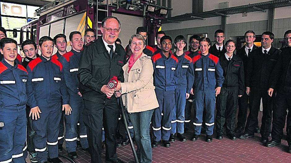  Rainer Stauff mit seiner Frau vor den Mitgliedern der Jugendfeuerwehr Mettmann. 