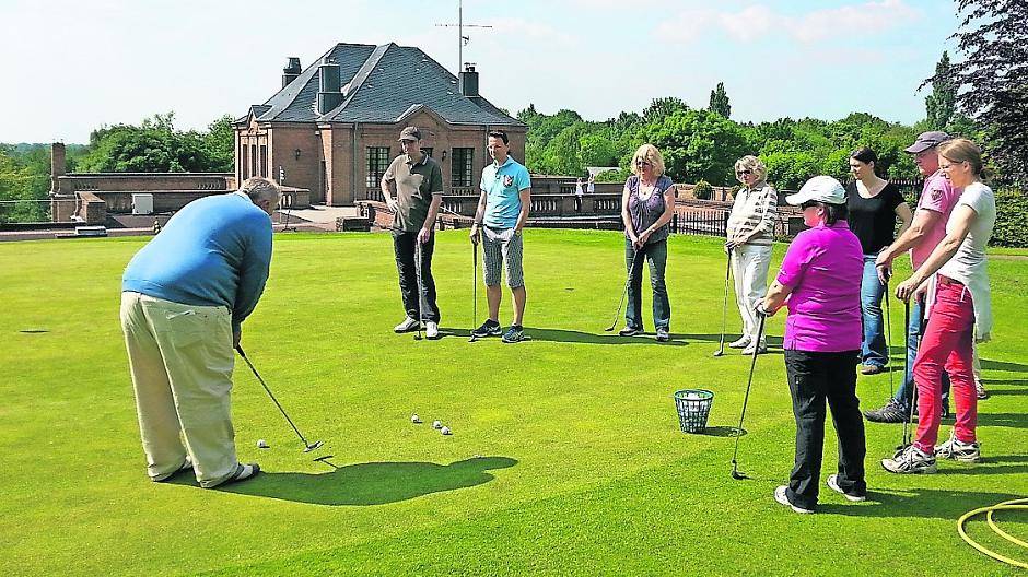 Die Besucher nutzen den Golf-Erlebnistag im Kosaido Golfclub zum Schnuppern. 