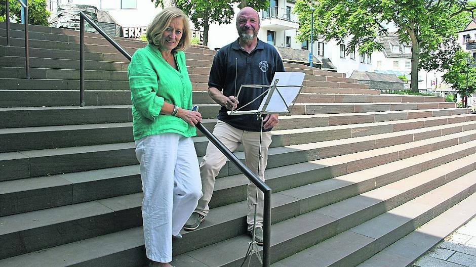  VHS-Leiterin Barbara Lorenz-Allendorff und VHS-Konzertleiter Karl-Heinz Kensche sind begeistert von der Freitreppe an der Evangelischen Kirche. Die Stufen bieten sich beim Freiluftkonzert wieder perfekt als Sitzgelegenheiten an. 