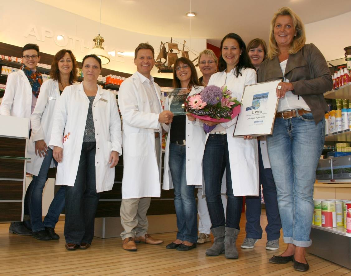  Das Team der Columbus-Apotheke am Karpendeller Weg hat in diesem Jahr den ersten Platz beim Servicepreis belegt. Schaufenster-Mitarbeiterin Martina Regge (r.) übergab den Pokal und die Urkunde. 