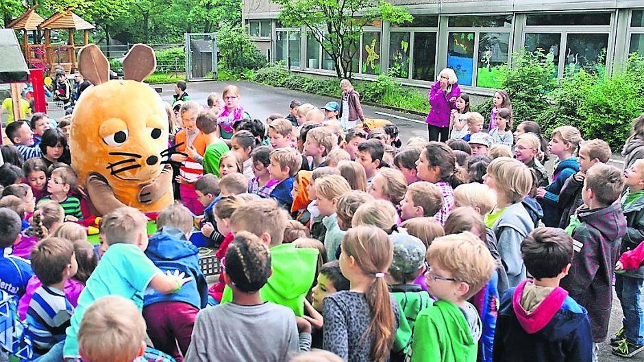  Die Maus machte am vergangenen Mittwoch an mehreren Stationen in Mettmann Halt. Hier ist sie auf dem Schulhof der GGS Herrenhauser Straße. 