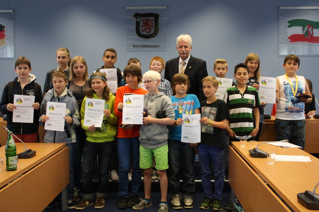  Die Gewinner des 10. Rechenwettbewerbs „Mathestars 2014“ der Realschulen im Kreis Mettmann und der Stadt Solingen haben im Mettmanner Kreishaus knifflige Aufgaben gelöst und können sich für ihren Einsatz gemeinsam mit Landrat Thomas Hendele über Urkunden und Eintrittskarten für das Neanderthal Museum freuen. 