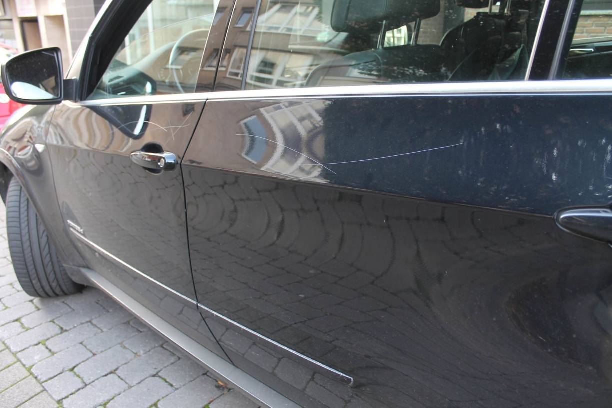  Die Kratzer sind tief in Lack und Metall der Fahrer- und Hintertür des BMS-SUVs eingeritzt. 