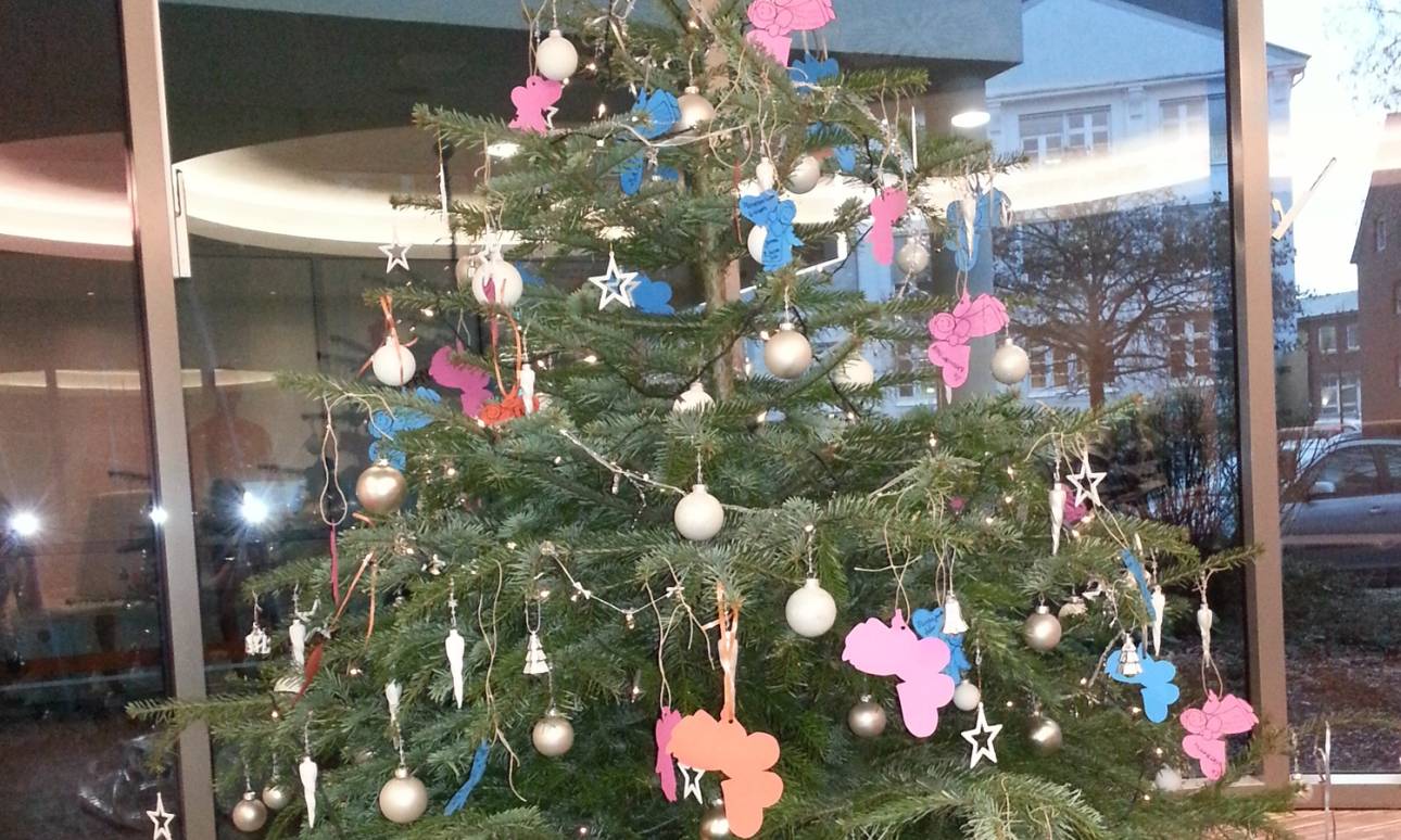  Der Wunschbaum steht momentan im Evangelischen Krankenhaus. 
