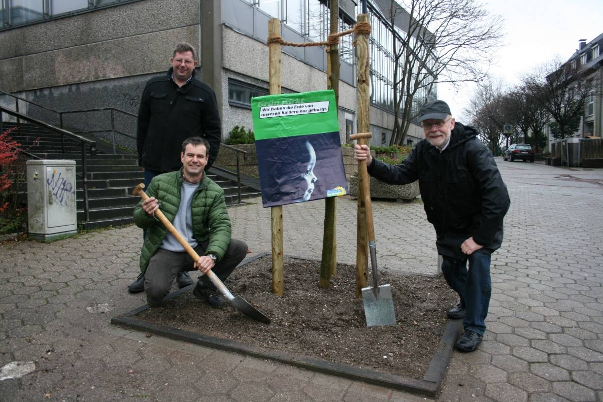 Mettmanns Grüne pflanzen neuen Baum und rufen zu Spenden auf