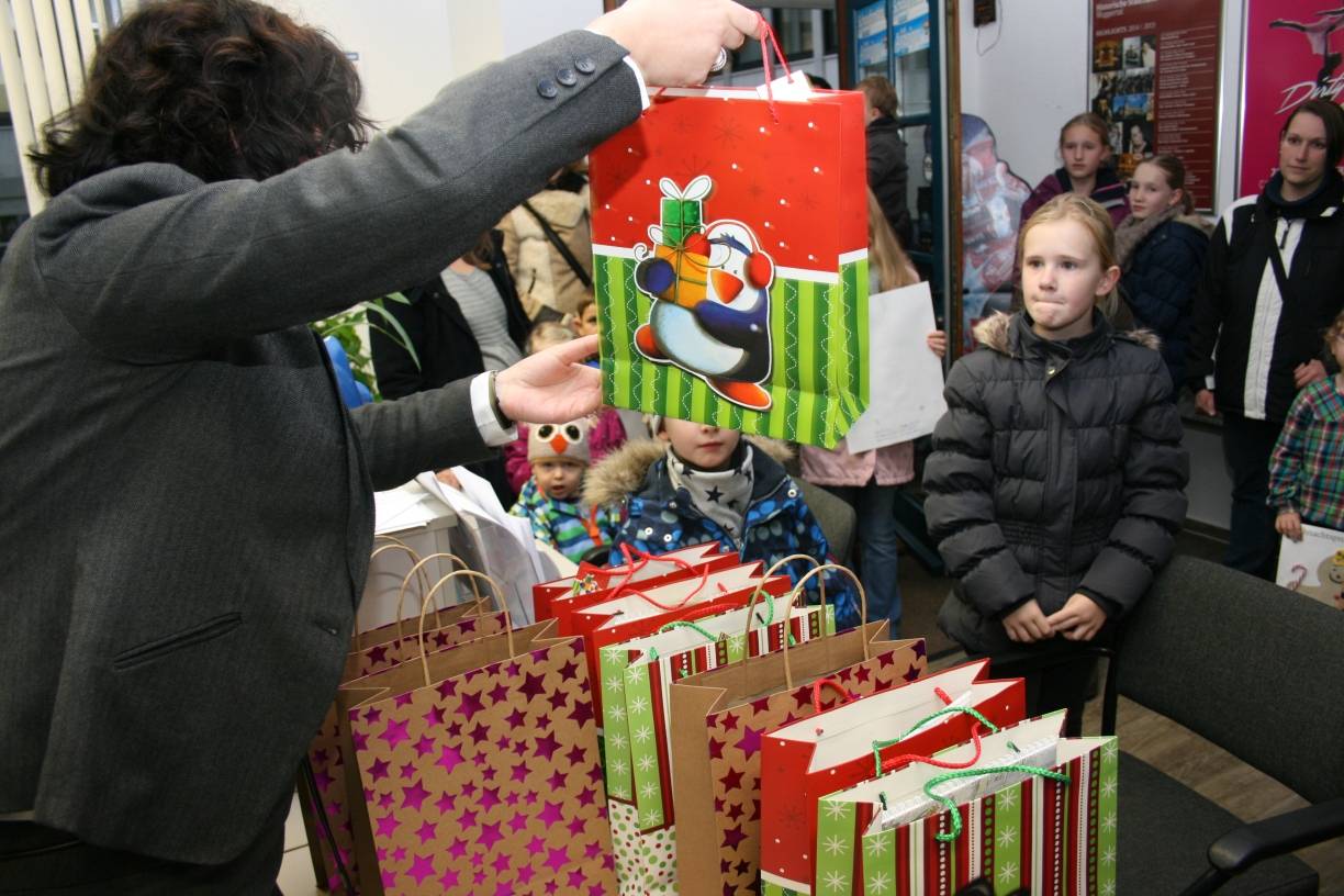  Michèle Teitscheid, die Objektleiterin des Schaufenster Mettmann, verteilte die Preise an unsere kleinen Künstler am vergangenen Montag. Die Bilder der Kinder werden jetzt in den Schaufenstern der Mettmanner Geschäfte ausgestellt. 