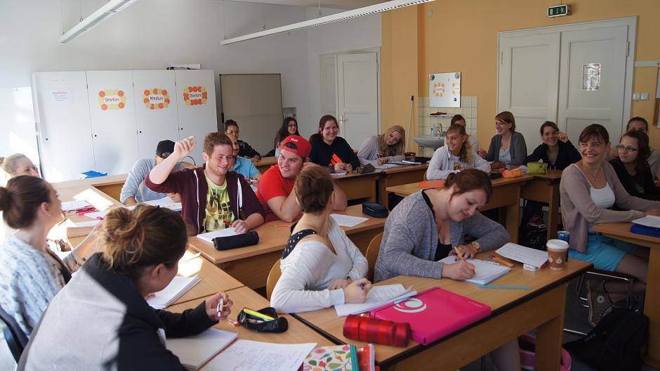 Der theoretische Unterricht findet im Klassenverbund von bis zu 25 Schülern statt. Das...