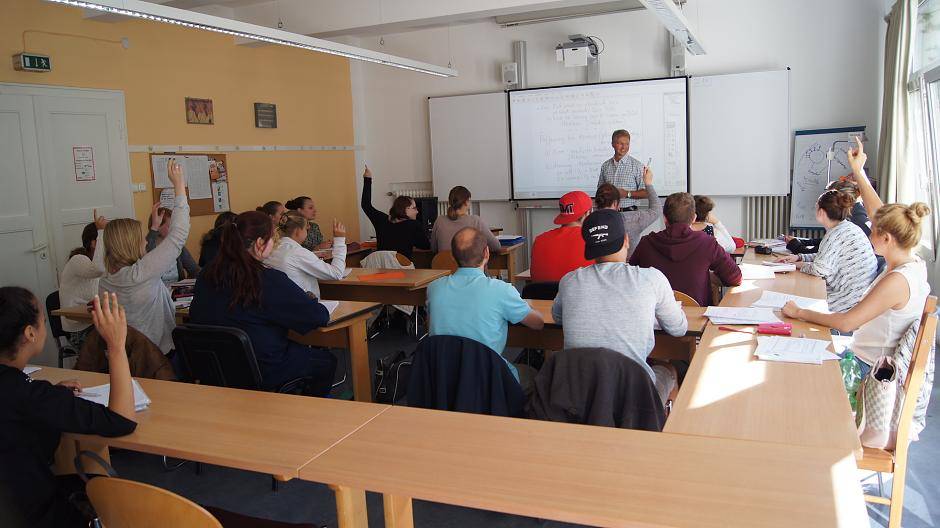Thomas Mischkowitz ist langjähriger Leiter der Krankenpflegeschule. Er steht oft selbst...