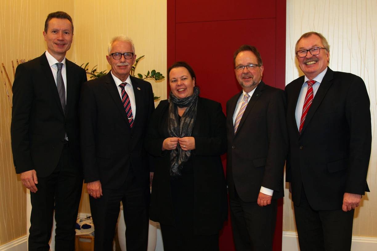  NRW-Umweltministerin Ursula Heinen-Esser bei der diesjährigen Klausurtagung der NRW-Landräte im Hochsauerlandkreis. Auf dem Foto v.l.: Dr. Martin Klein, Hauptgeschäftsführer des Landkreistags NRW, Landrat Thomas Hendele (Kreis Mettmann), Präsident des LKT NRW, NRW-Ministerin Ursula Heinen-Esser, Landrat Dr. Ansgar Müller (Kreis Wesel), erster Vizepräsident des LKT NRW, und Landrat Frank Beckehoff (Kreis Olpe), zweiter Vizepräsident des LKT NRW. 