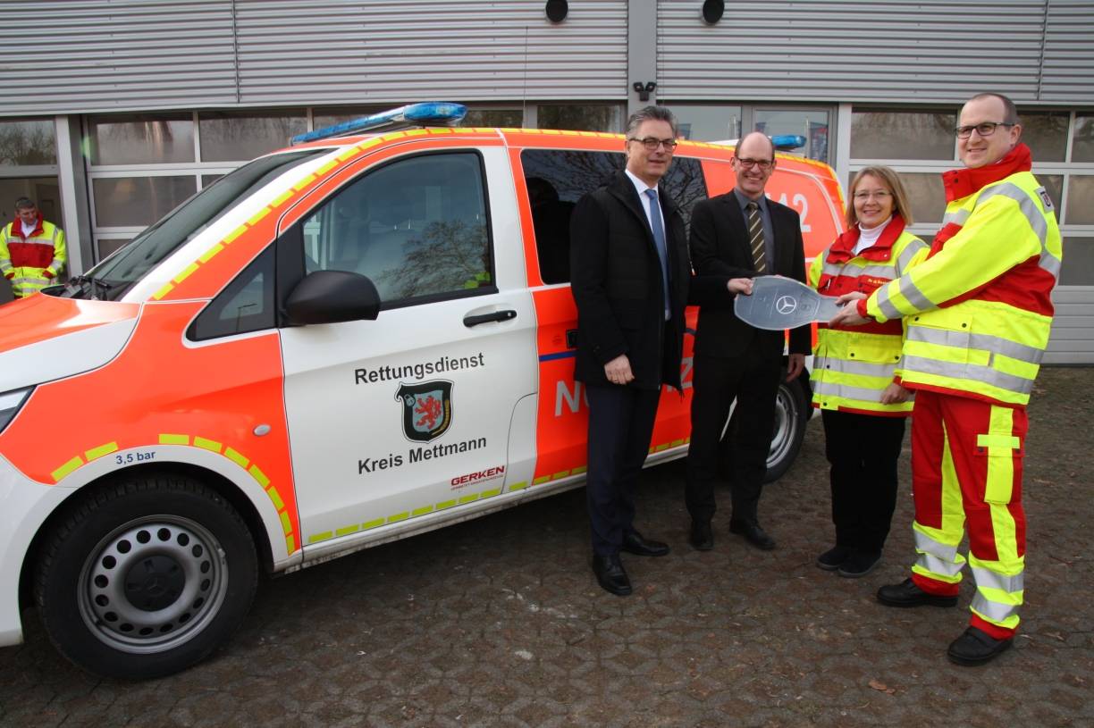  Kreis-Ordnungsdezernent Nils Hanheide, Dr. Arne Köster, Notärztin Dr. Gabriele Soxhlet, Leitstellendisponent und NEF-Fahrer Robert Neumann. 