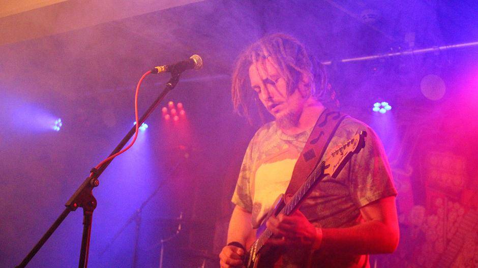 Die Band Pro Reo aus Düsseldorf läutet den Anstoß Zwo Neunzehn in diesem Jahr...
