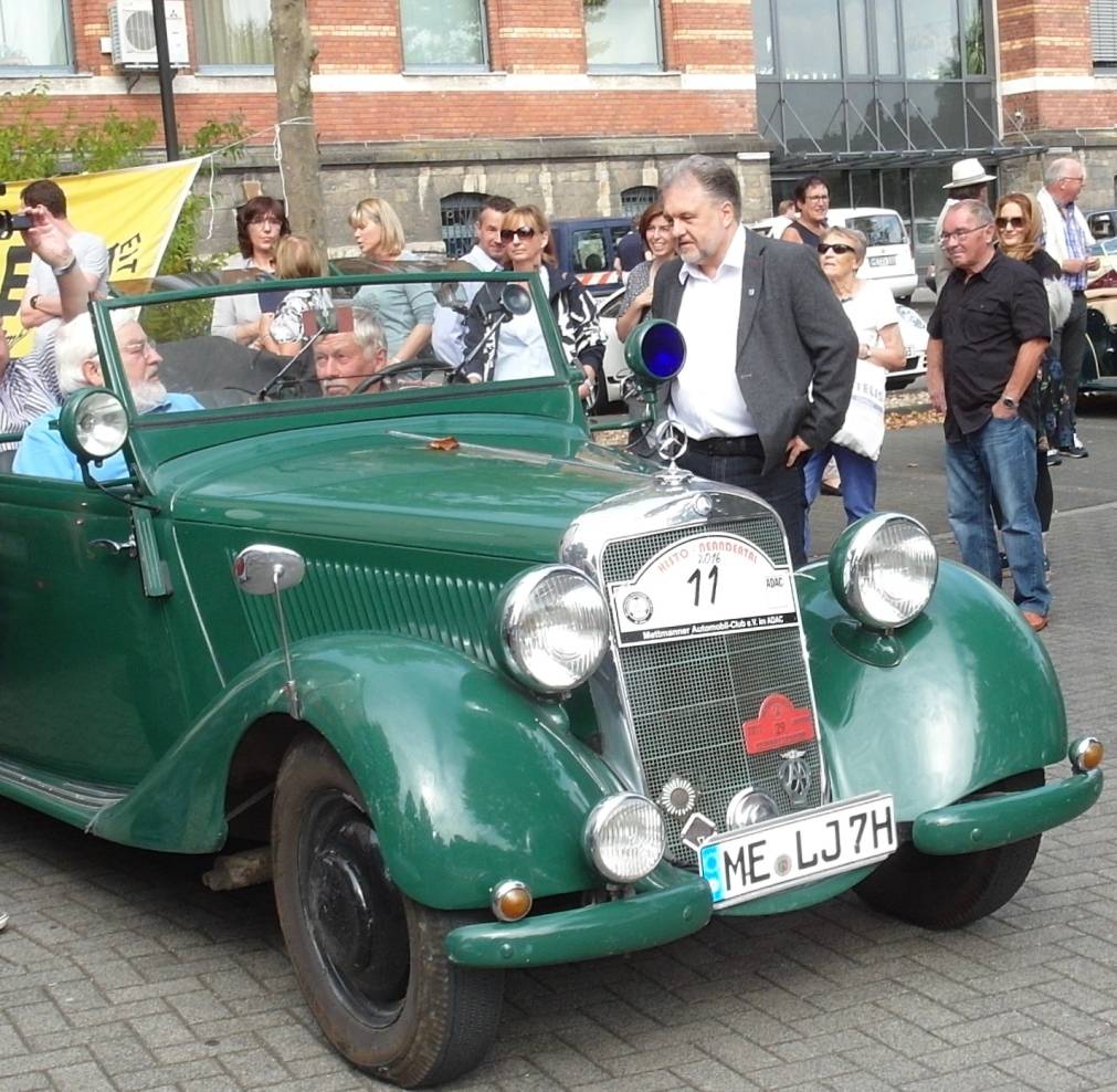  Die Oldtimer waren auch schon einmal auf den Parkplatz des Mettmanner Rathauses zu bewundern. Da schaute auch Bürgermeister Thomas Dinkelmann interessiert vorbei. 