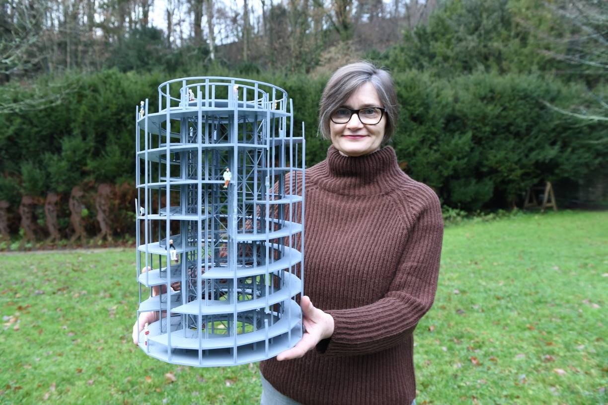  Dr. Bärbel Auffermann präsentiert das Modell des „Neanderthalturms“.  