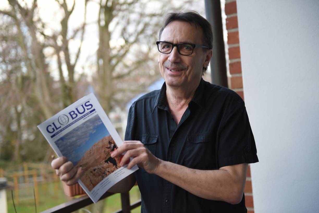  Steffen Lutz Matkowitz mit der Vereinszeitschrift „Globus“. 