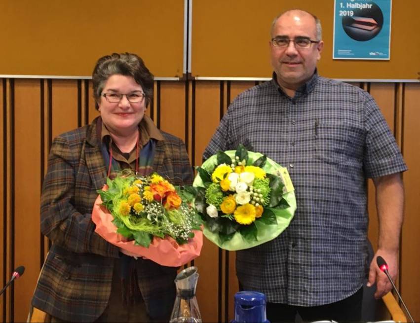  Dr. Luciana Martena wurde mit Blumen aus ihrem Amt als Integrationsratsvorsitzende vom Sozialdezernenten Marko Sucic verabschiedet. 