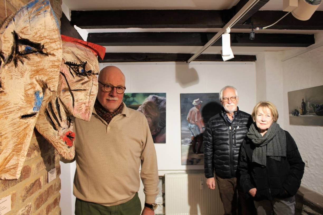  Freuen sich auf eine erfolgreiche Mitgliederausstellung: Henrik Wischnewski, Lothar Weuthen und Monika Kießling. Die fotografierten Skulpturen stammen von dem Künstler Jürgen Brockerhoff. 