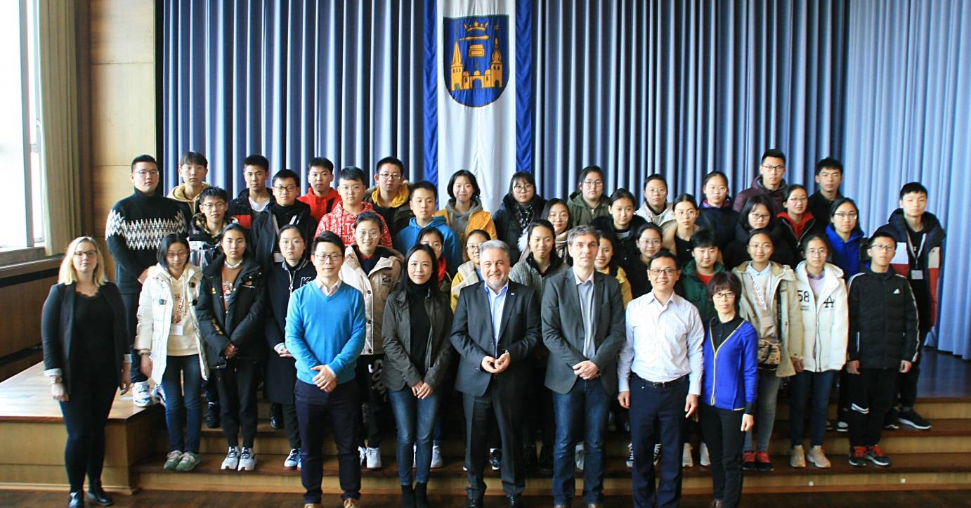 Chinesische Schülergruppe zu Besuch im Rathaus