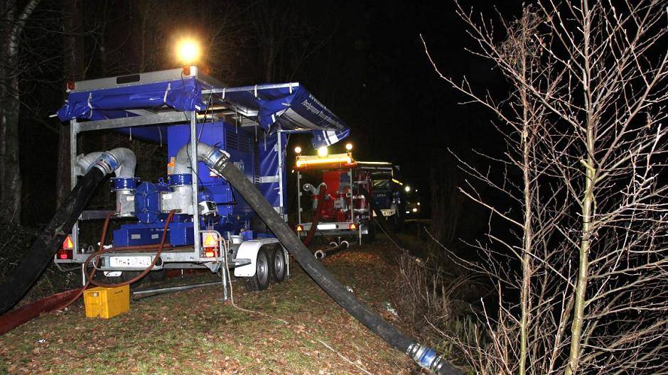 Arbeiten von Feuerwehr und THW am Löschteich gehen voran