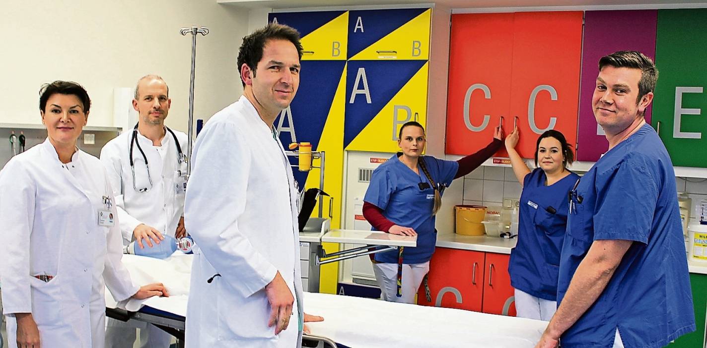  Sind ein eingespieltes Team im Schockraum des EVK Mettmann (v.l.): Dr. Olga Merkel, Dr. Oliver Hofer, Dr. Sebastian Rossmach sowie das Pflegepersonal Stefanie Hopp, Christina Kardaki und Stefan Smeets. 