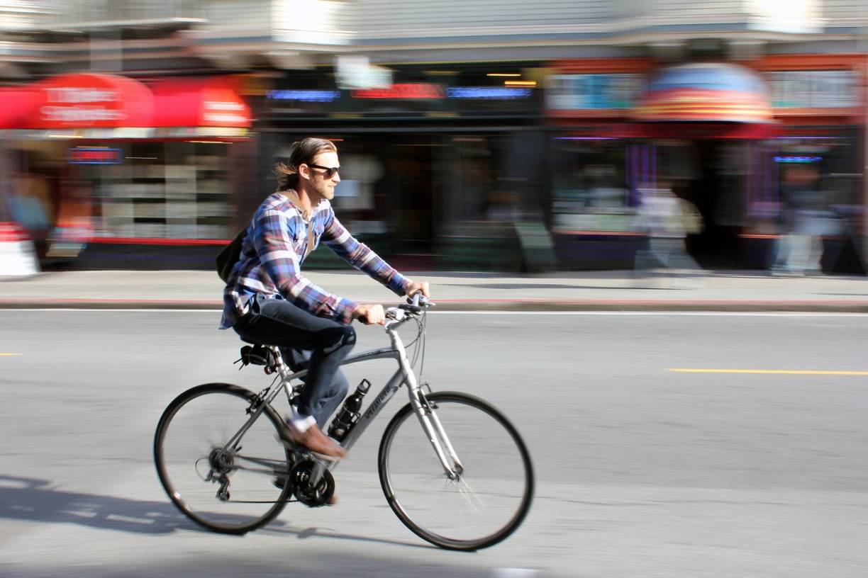  Immer mehr Menschen satteln aufs Fahrrad um. 