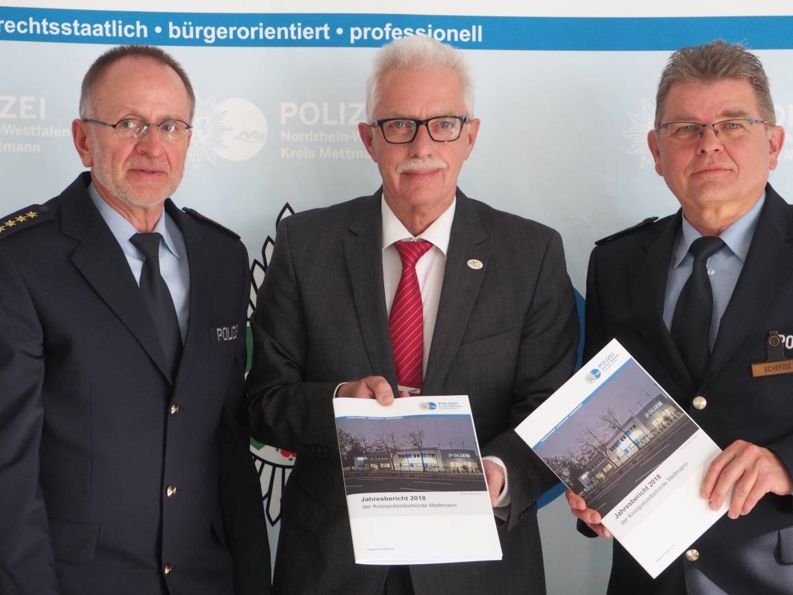  Manfred Frorath (Leiter Abteilung Polizei), Landrat Thomas Hendele und Ralf Schefzig (Leiter Direktion Verkehr) haben Zahlen. 