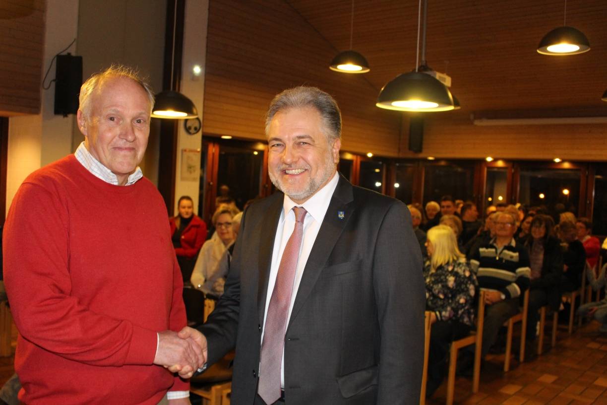  Helmut Gienau vom Bürgerverein Ob- und Niederschwarzbach lud Bürgermeister Thomas Dinkelmann und einen Teil seiner Verwaltungsspitze ins Bürgerzentrum nach Obschwarzbach ein. Das Lächeln verging Dinkelmann im Laufe des Abends allerdings. 