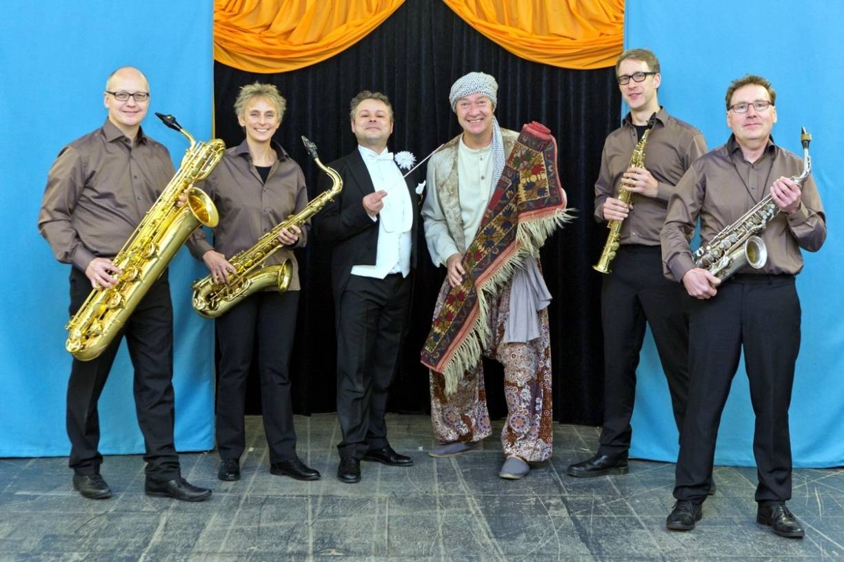  Das „Pindakaas Saxophon-Quartett“ führt in Koproduktion mit dem Theater „Scintilla“ das Musikmärchen „Alla Turca oder Der Dirigent und sein Flaschengeist“ auf.  
