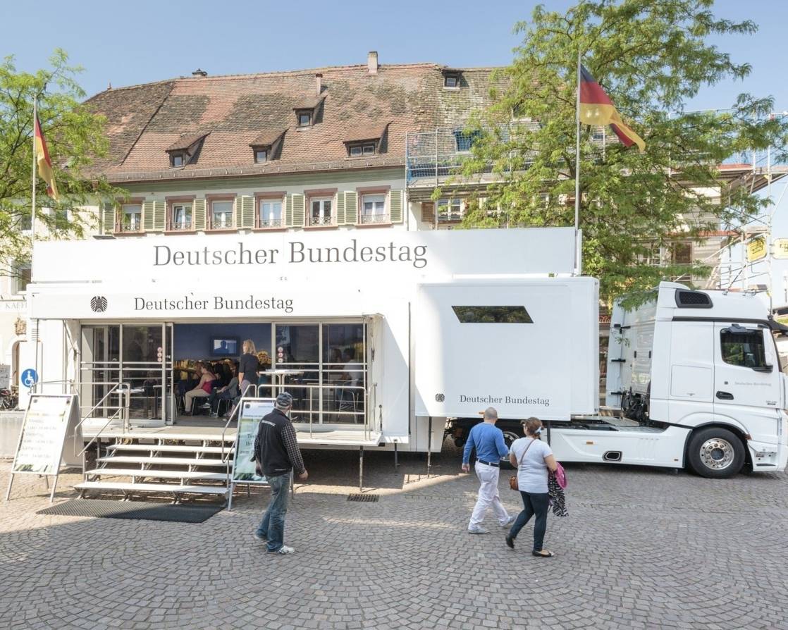  Vom 28. bis 30. März steht das Infomobil des Deutschen Bundestages auf dem Königshofplatz. 