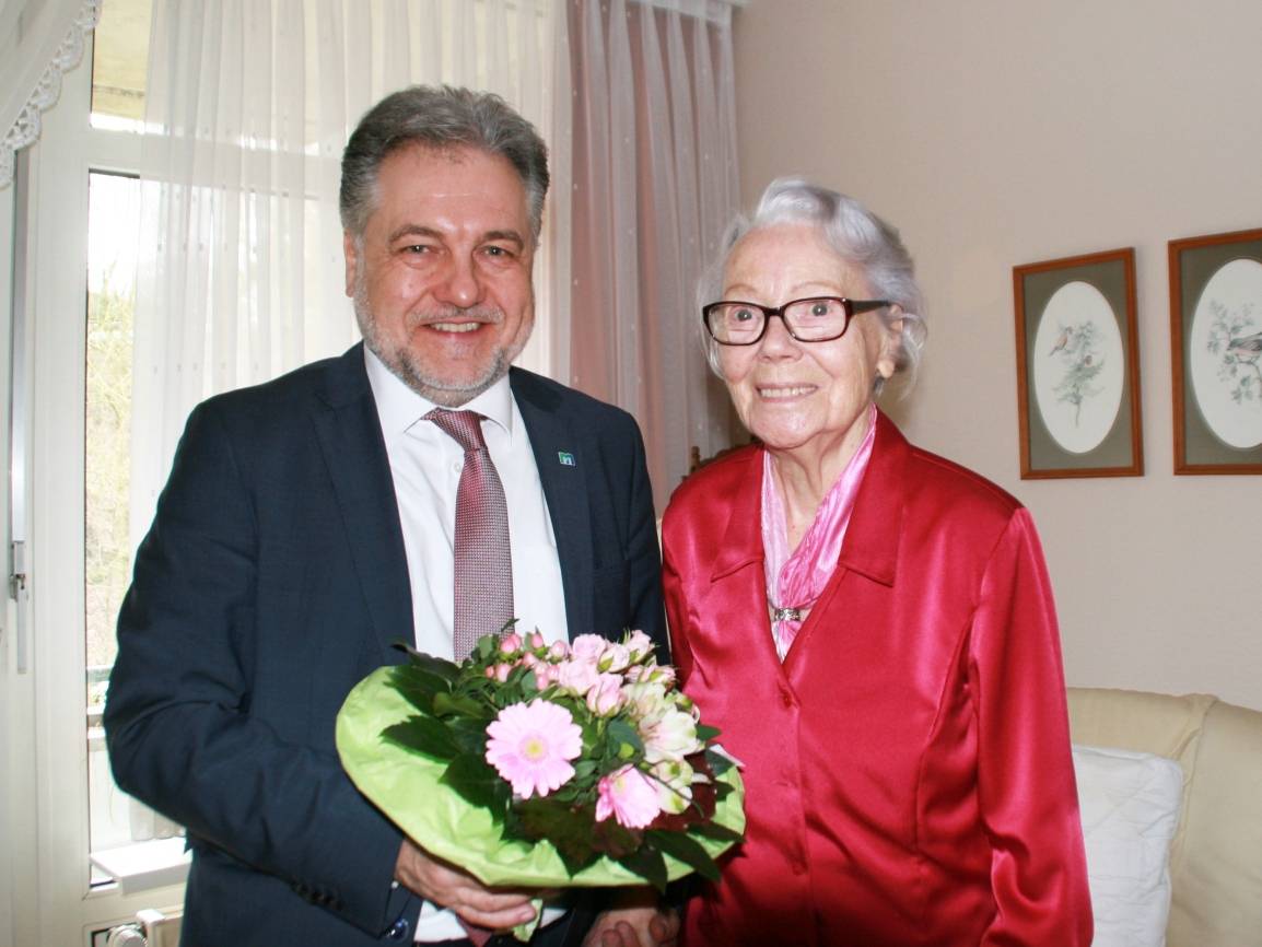  Bürgermeister Thomas Dinkelmann gratuliert Elfriede Brüsewitz.  