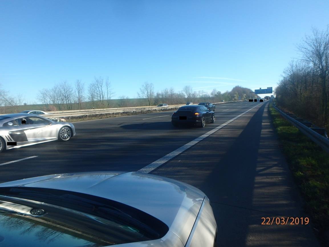 "Hochzeitsgesellschaft" in Luxusautos blockiert Autobahn