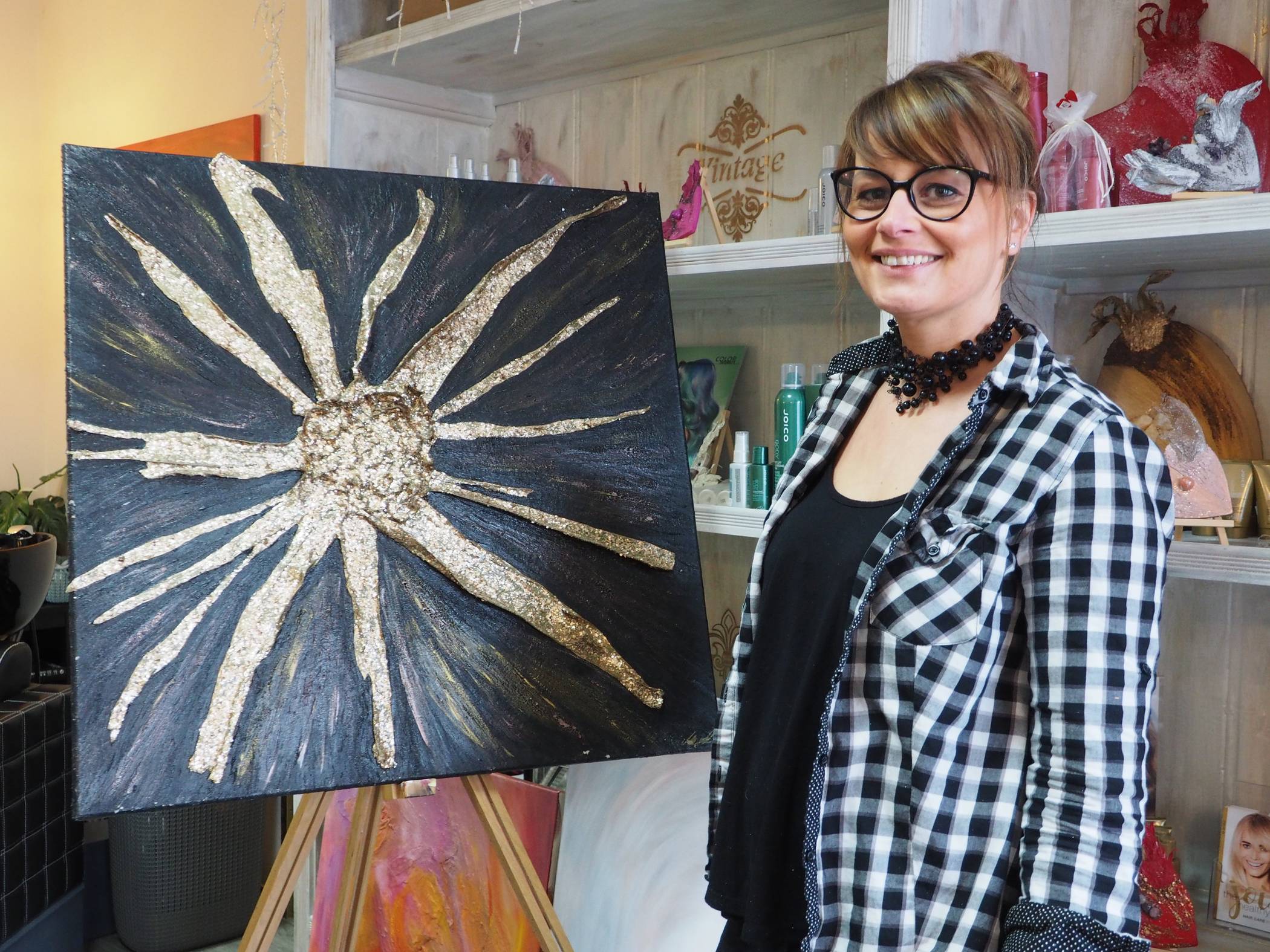  Melanie Gill mit einem ihrer Kunstwerke. 