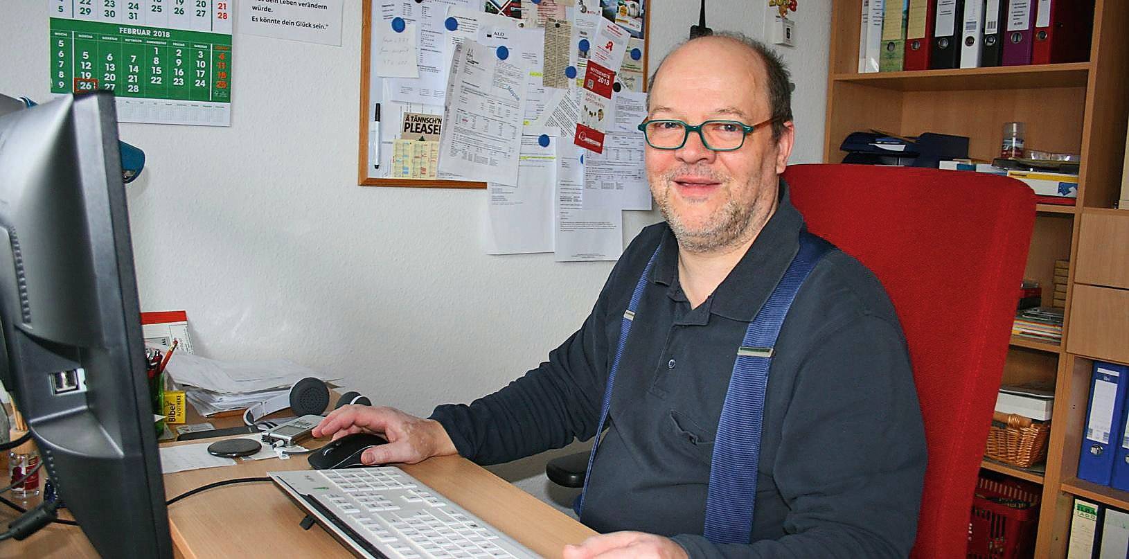  Tilo Budisch in seinem Büro. Der Wohnraumklimafachmann steht seinen Kunden mit Rat und Tat zur Seite. 
